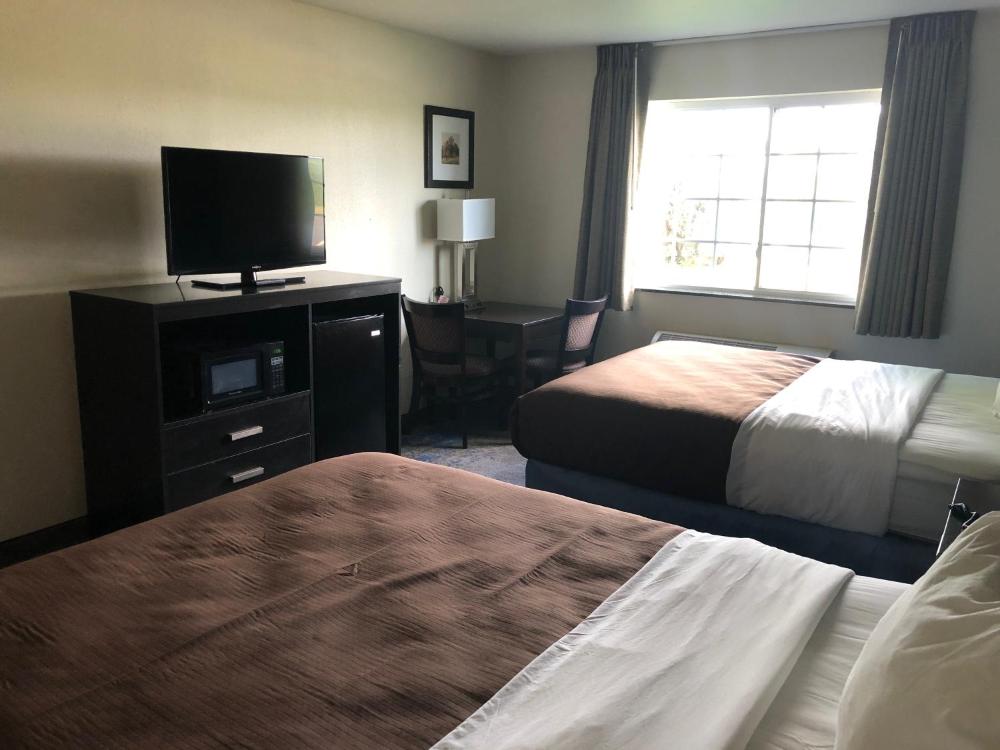 Queen Room with Two Queen Beds - Non-Smoking interior